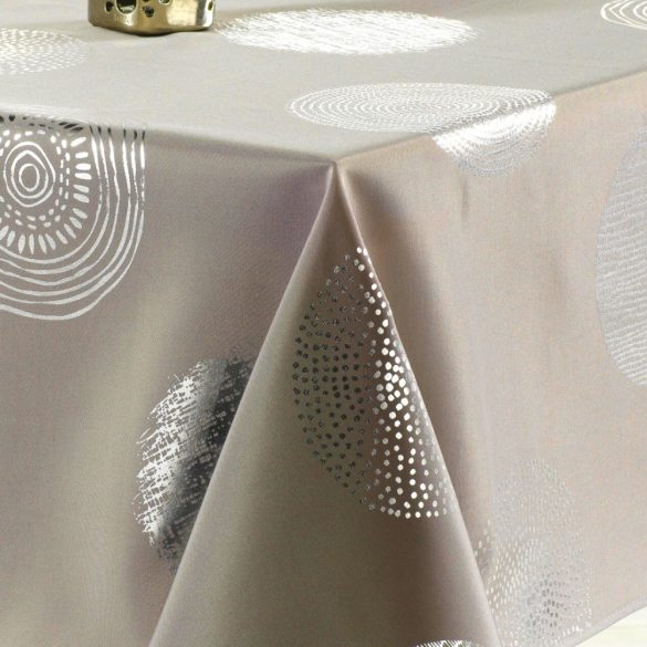 Elegant, ezüst körös taupe szennytaszító asztalterítő, L-es, 148x200 cm